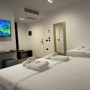 The Queen's Lion Premium , Saranda Albánia